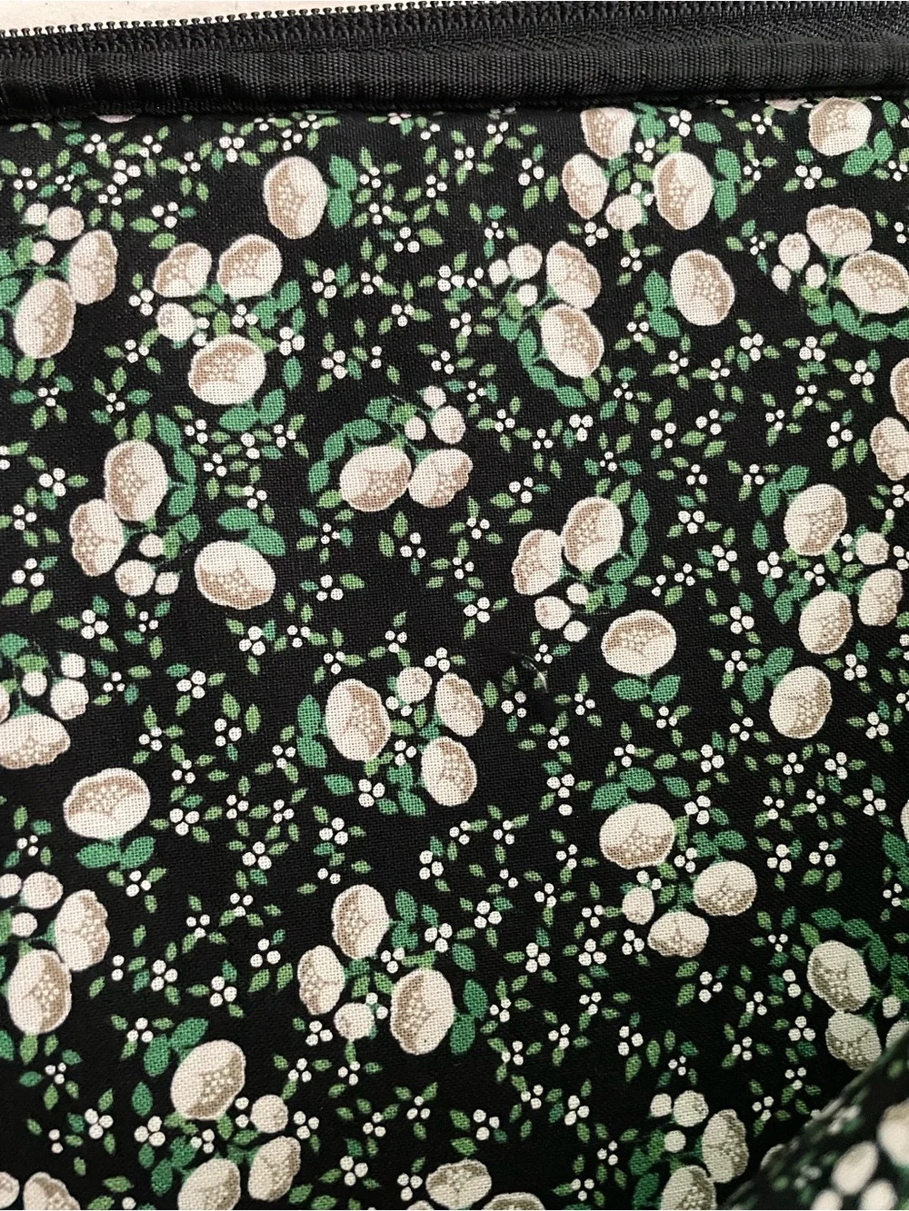 Vera Bradley Black Quilted Laptop Sleeve Floral Lining Inner Pocket Zip Close